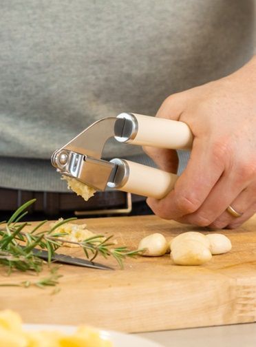 Прес для часнику KitchenAid Coreline KAG132OHACE 19 см кремовий KAS132OHCGG фото